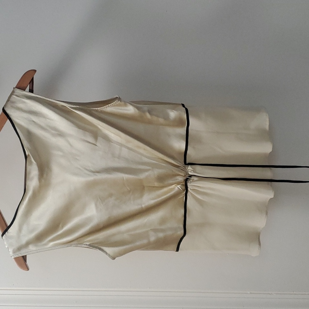 Elegant Cream Sleeveless Top - Picture 2 of 8
